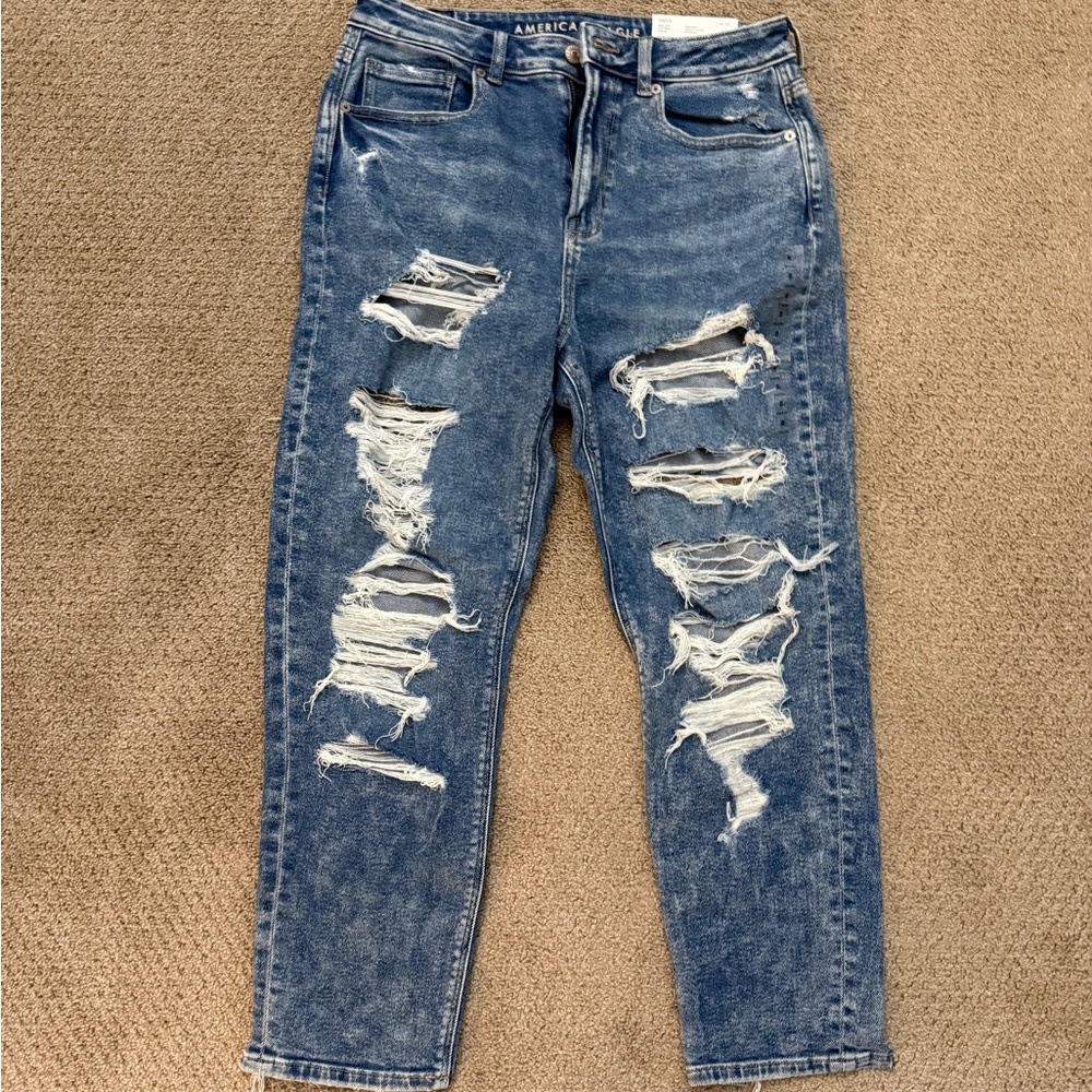American Eagle Distressed Light Acid Washed Mom Jean -8 short - Picture 2 of 12